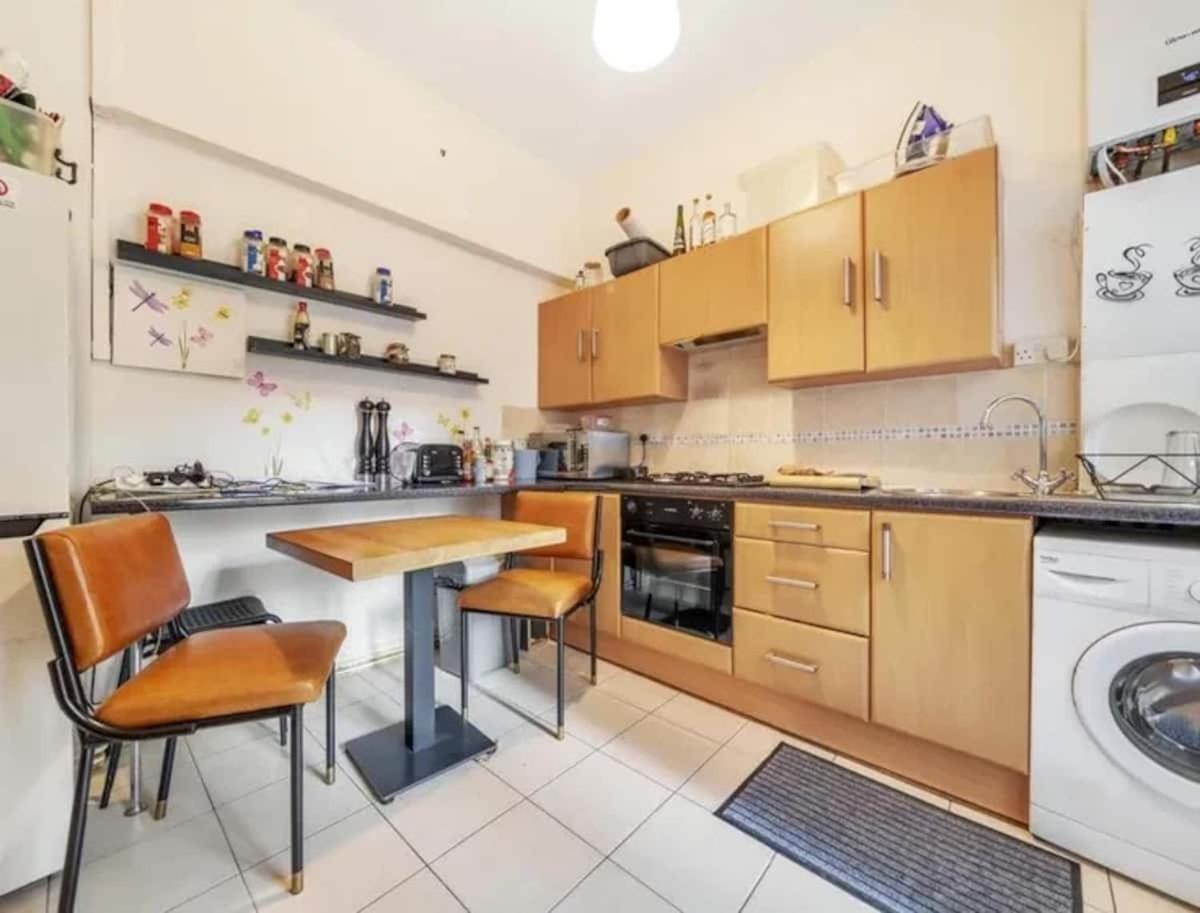 Charming 1-Bedroom Apartment Southfields, Лондон Экстерьер фото