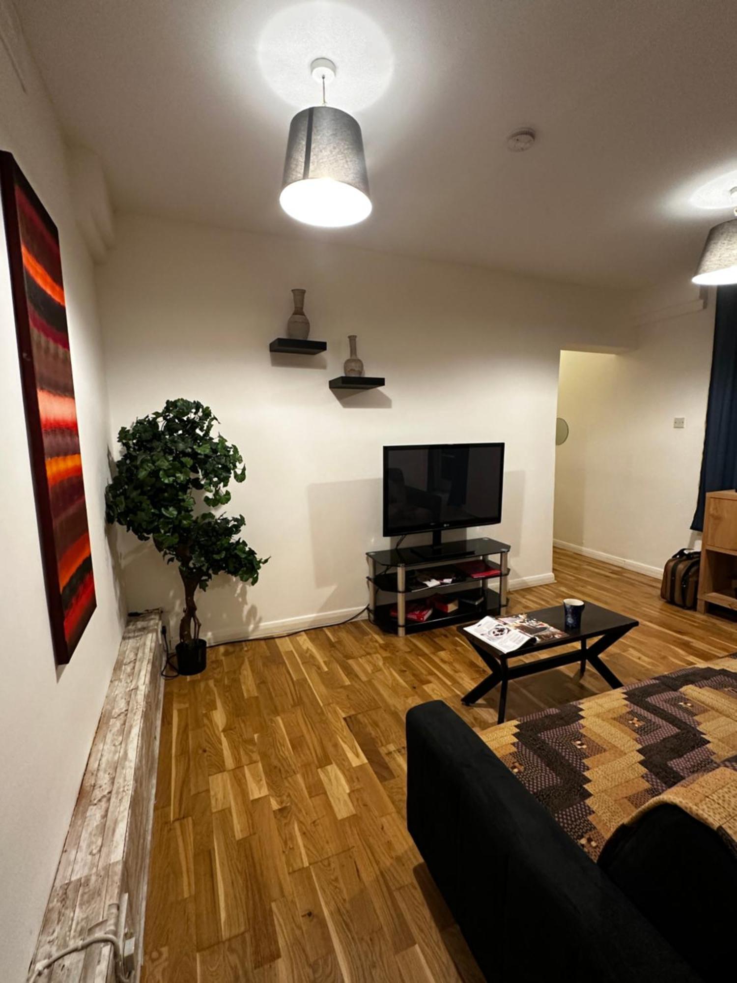 Charming 1-Bedroom Apartment Southfields, Лондон Экстерьер фото